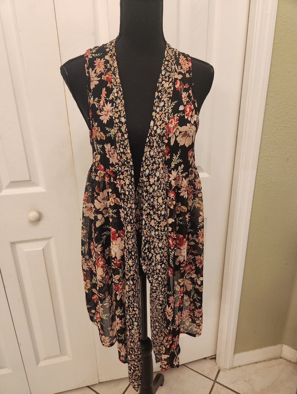 Xhiliration Floral Open-Front Sleeveless Duster Vest - Black Floral